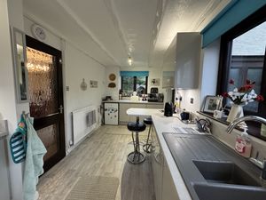 KITCHEN TO BREAKFAST END- click for photo gallery